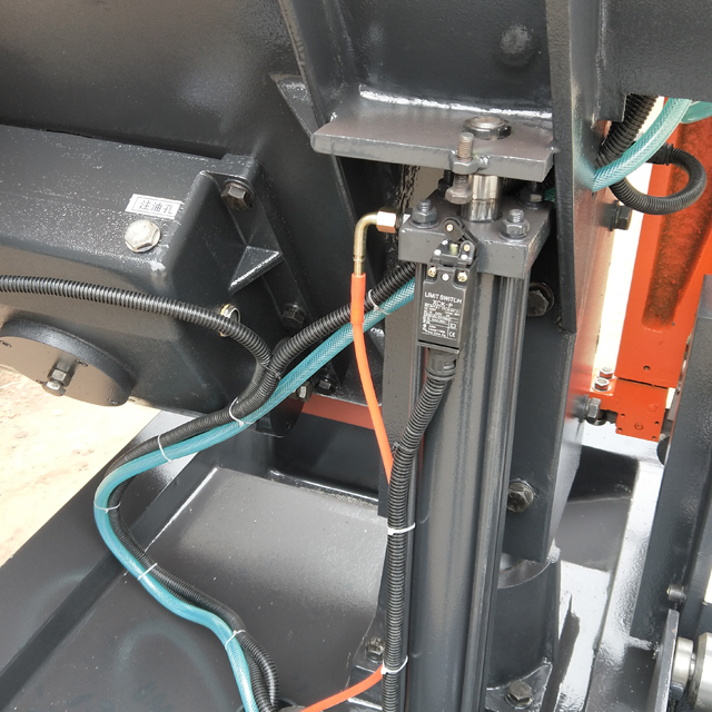 Factory Price cutting machine GB4260 band saw cutting machine