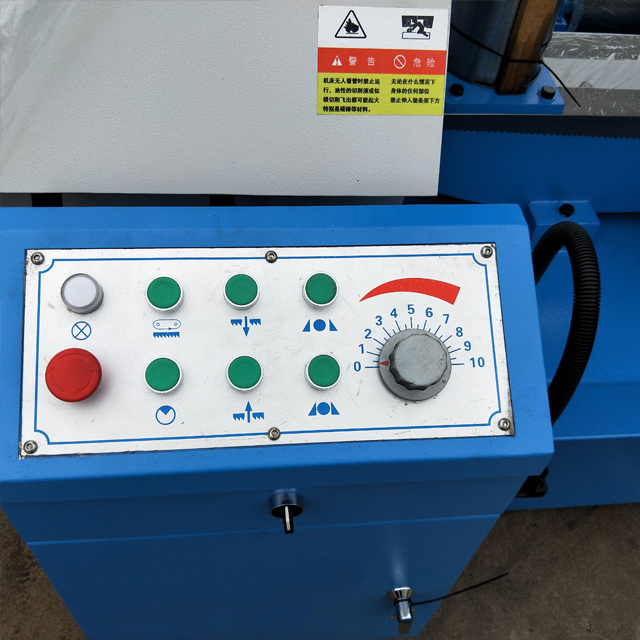 Horizontal metal band sawing machine GB4250 for metal cutting